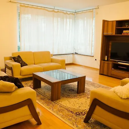 City Center Grand - Three-bedroom, Free Parking *