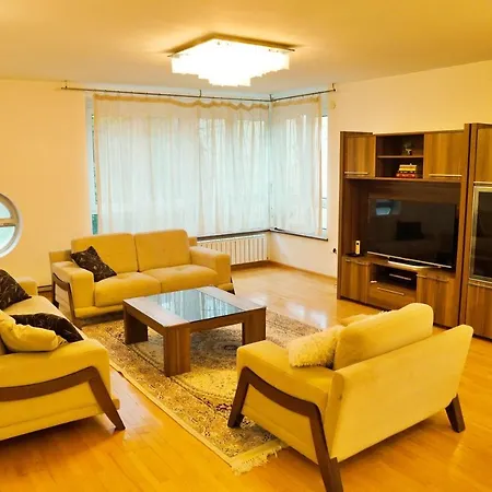 City Center Grand - Three-bedroom, Free Parking