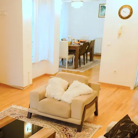 City Center Grand - Three-bedroom, Free Parking *