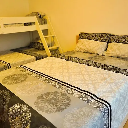 City Center Grand - Three-bedroom, Free Parking Apartment *
