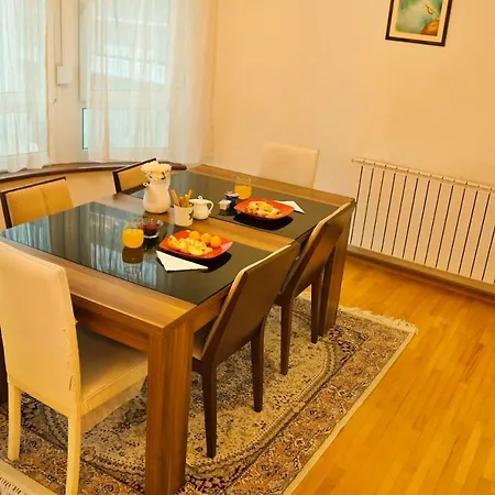 City Center Grand - Three-bedroom, Free Parking Apartment *