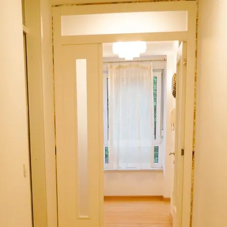 City Center Grand - Three-bedroom, Free Parking Apartment *